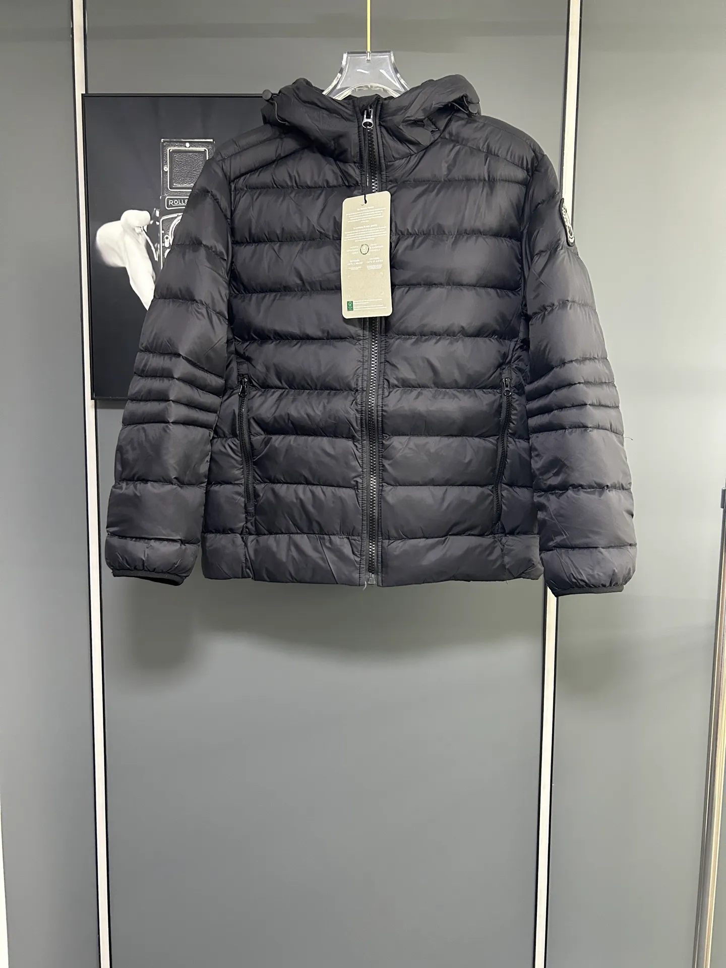 P660 CANADA GOOSE Canada Goose Crofton solid color hooded zipper outdoor warm rib down jacket 90 down filling 750 fill power Tajima embroidery white duck down short lightweight hooded down jacket jacket small zipper pocket on the chest side for storing things The Thorium AR hooded model is versatile, durable and warm. It can be used as a mid-layer in winter and winter, or worn alone. It can also be easily worn with hard-shell clothing in cold environments.     The fabric has been improved with AratoTM30 nylon fabric with fine texture, which is super warm and very wear-resistant. It is also treated with DWR, which can effectively prevent water and moisture.     DownCompositeMapping zone filling technology can reasonably allocate down insulation and synthetic insulation areas. The simple design of StormHoodM is made of synthetic insulation materials. Zippered hand pockets, inner zipper pockets. Combination of technology and technology. Lightweight and warm. Three-dimensional tailoring. Hooded design. Complete three-label accessories. What you see is what you get. Same style for men and women. Color: off-white. Size: M-3XL.